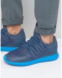 blaue Turnschuhe von adidas