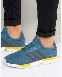 blaue Turnschuhe von adidas