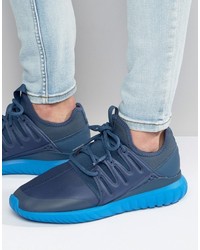 blaue Turnschuhe von adidas