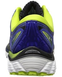 blaue Turnschuhe von Brooks