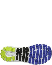 blaue Turnschuhe von Brooks