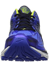 blaue Turnschuhe von Brooks