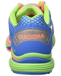 blaue Turnschuhe von Diadora