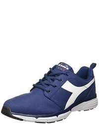 blaue Turnschuhe von Diadora