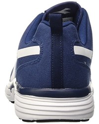 blaue Turnschuhe von Diadora