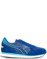 blaue Turnschuhe von Diadora