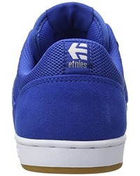 blaue Turnschuhe von Etnies