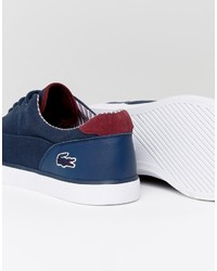 blaue Turnschuhe von Lacoste