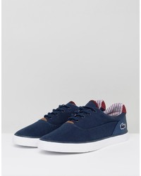 blaue Turnschuhe von Lacoste