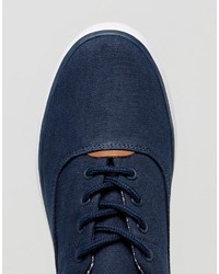 blaue Turnschuhe von Lacoste