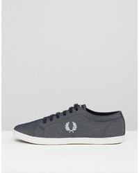 blaue Turnschuhe von Fred Perry