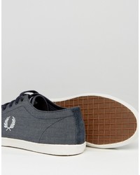 blaue Turnschuhe von Fred Perry