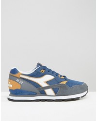 blaue Turnschuhe von Diadora