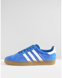 blaue Turnschuhe von adidas