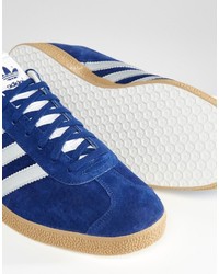 blaue Turnschuhe von adidas