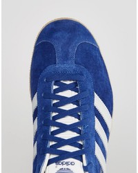 blaue Turnschuhe von adidas