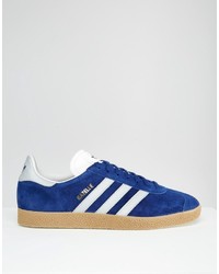 blaue Turnschuhe von adidas