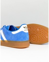 blaue Turnschuhe von adidas