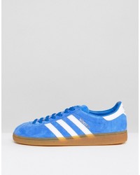 blaue Turnschuhe von adidas