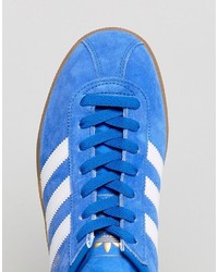 blaue Turnschuhe von adidas