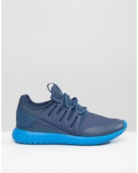 blaue Turnschuhe von adidas