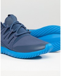 blaue Turnschuhe von adidas