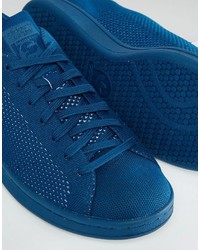 blaue Turnschuhe von adidas