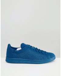 blaue Turnschuhe von adidas