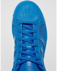 blaue Turnschuhe von adidas