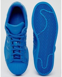 blaue Turnschuhe von adidas