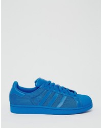 blaue Turnschuhe von adidas