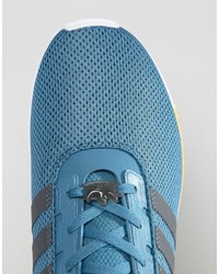 blaue Turnschuhe von adidas