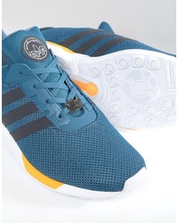 blaue Turnschuhe von adidas