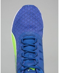 blaue Turnschuhe von Puma