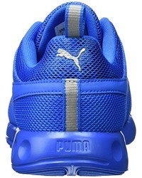blaue Turnschuhe von Puma