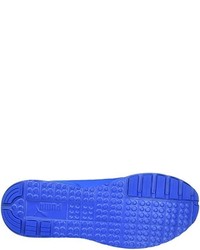 blaue Turnschuhe von Puma