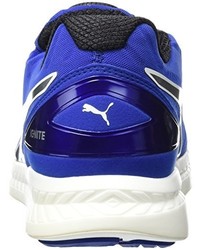 blaue Turnschuhe von Puma