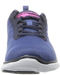 blaue Turnschuhe von Skechers