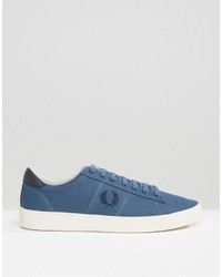 blaue Turnschuhe von Fred Perry