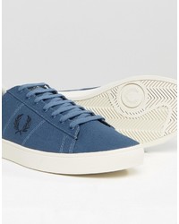 blaue Turnschuhe von Fred Perry