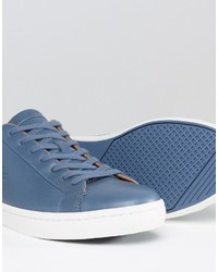 blaue Turnschuhe von Lacoste