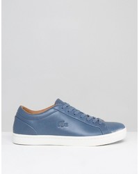 blaue Turnschuhe von Lacoste