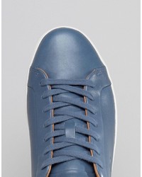 blaue Turnschuhe von Lacoste