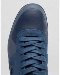 blaue Turnschuhe von Lacoste