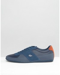 blaue Turnschuhe von Lacoste