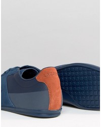 blaue Turnschuhe von Lacoste