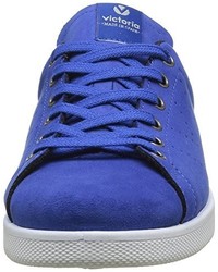 blaue Turnschuhe von Victoria