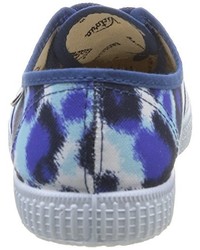 blaue Turnschuhe von Victoria