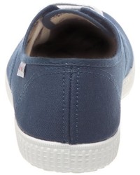 blaue Turnschuhe von Victoria