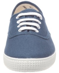 blaue Turnschuhe von Victoria